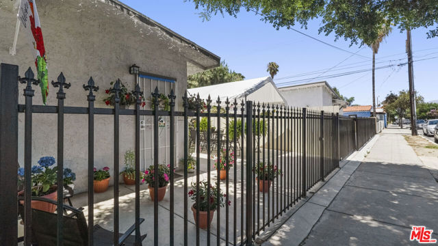 891 E 6th Street, Pomona CA: https://media.crmls.org/mediaz/6953c9f3-6910-430d-8222-5b6a310e1f67.jpg