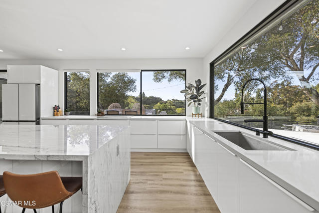 911 Vivian Circle, Newbury Park CA: https://media.crmls.org/mediaz/69546ae7-9452-4c3b-b9b0-b2170aa9dacf.jpg