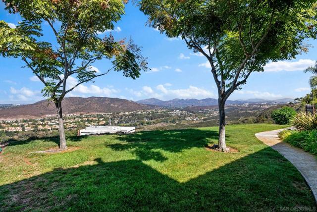 10860 Ivy Hill Dr, San Diego CA: https://media.crmls.org/mediaz/6954fde7-3a82-460d-9250-ea5a41dd250e.jpg