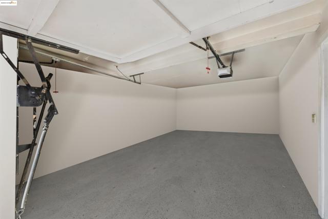 9090 Castlewood St, Oakland CA: https://media.crmls.org/mediaz/6955afb7-059b-481f-9b70-f9b05f082ac6.jpg