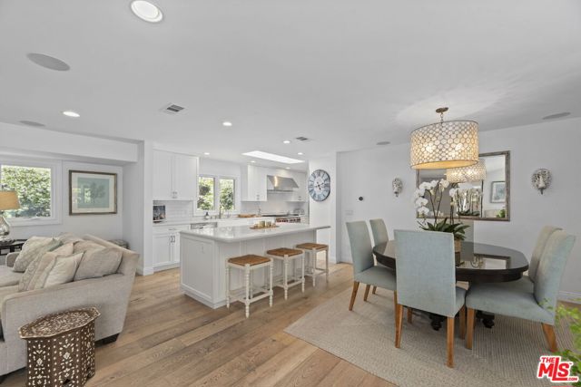 207 10th Street, Santa Monica CA: https://media.crmls.org/mediaz/69565782-738c-4cec-afdb-32f595bd8fb3.jpg