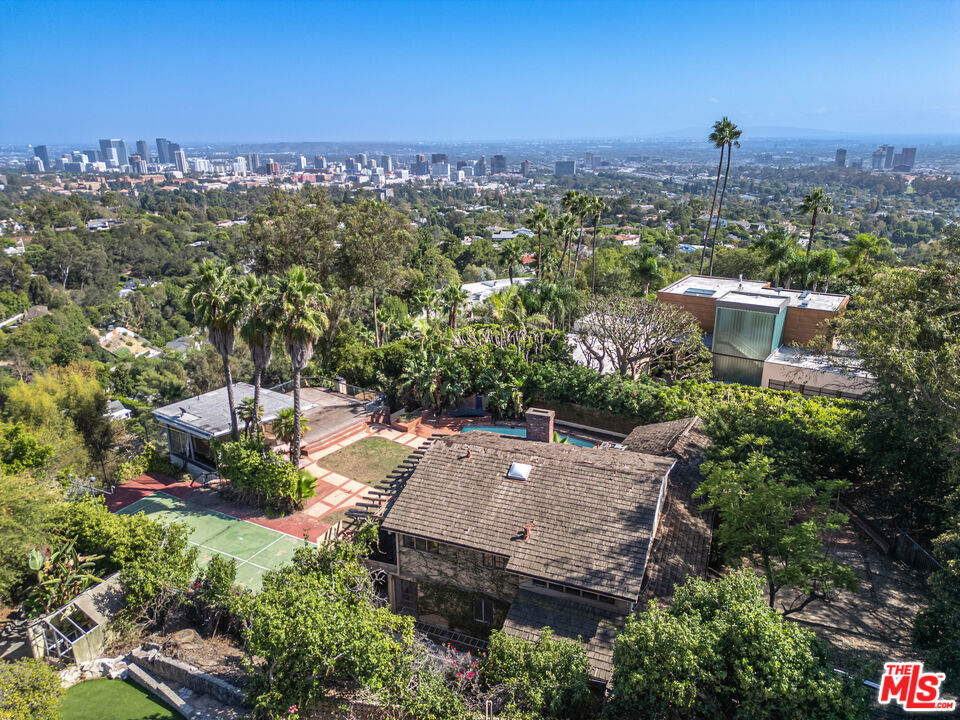 860 Linda Flora Drive — architectural residence