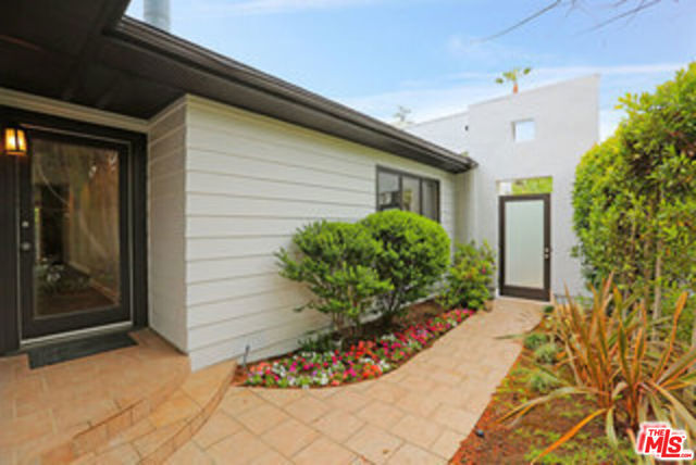 8049 Briar Summit Drive, Los Angeles CA: https://media.crmls.org/mediaz/6957049e-a11e-4733-8e83-e37f57004f1e.jpg