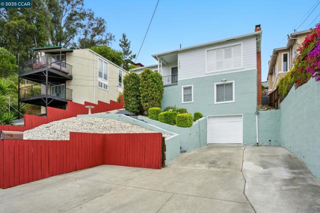 7968 Michigan Ave, Oakland CA: https://media.crmls.org/mediaz/6957066d-cb08-4bd6-a9f4-ed1e55457c25.jpg