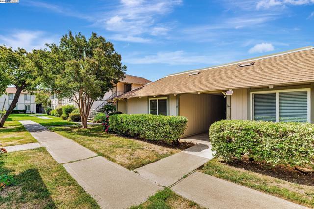 825 Oak Grove Rd, Concord CA: https://media.crmls.org/mediaz/69570f75-225e-4476-a5b9-20c56cb87512.jpg