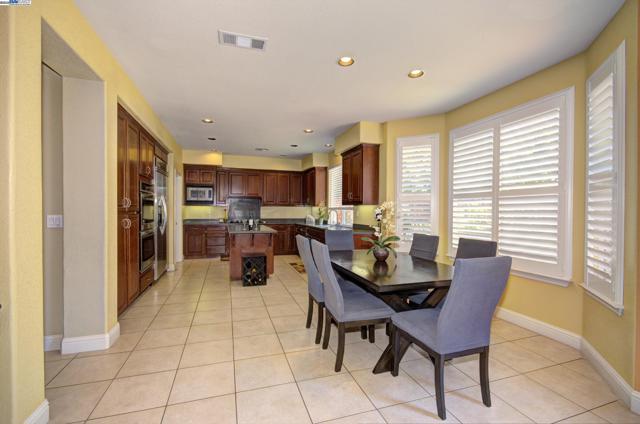 5481 Aspen St, Dublin CA: https://media.crmls.org/mediaz/6957e974-1edb-448b-9742-ab04e0d2a90b.jpg