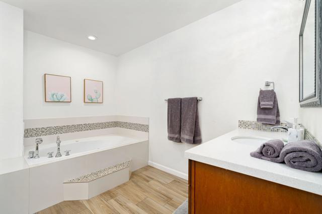 40960 La Costa W Circle, Palm Desert CA: https://media.crmls.org/mediaz/6957f04a-bdda-4e79-8ab3-8fe3d35ca59c.jpg