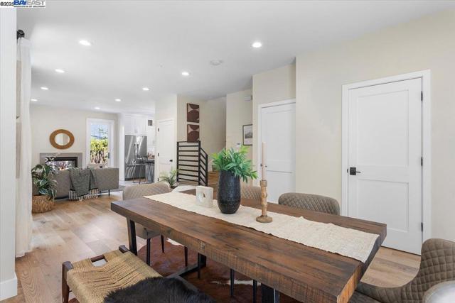 1002 Middle Ave, Menlo Park CA: https://media.crmls.org/mediaz/6959142c-8584-4777-819c-9a7d1b640150.jpg