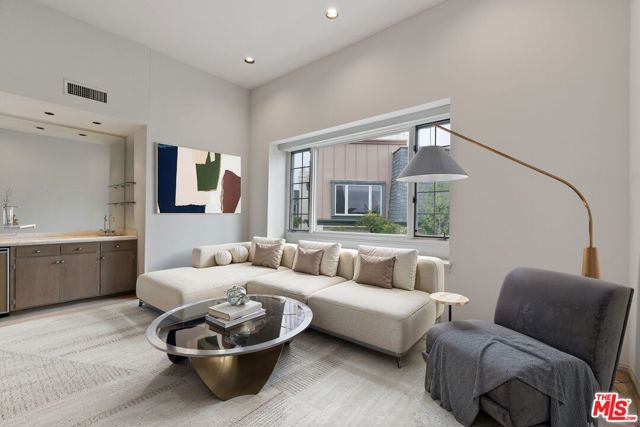 10106 Empyrean Way, Los Angeles CA: https://media.crmls.org/mediaz/695940c9-f7b7-415b-a9fe-0c295cb77c37.jpg