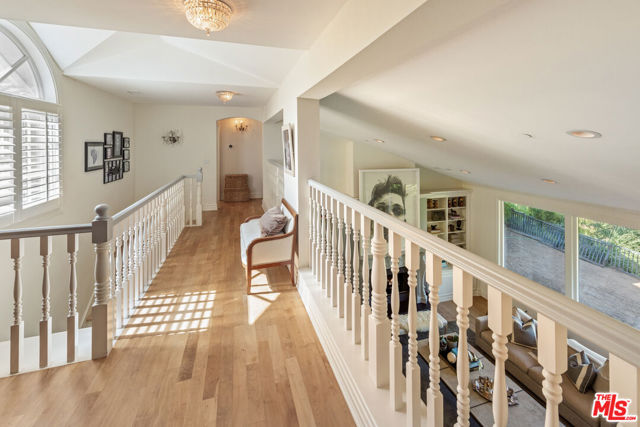 10900 Terryview Drive, Studio City CA: https://media.crmls.org/mediaz/695a761e-85fa-4b97-92f4-f76743095987.jpg