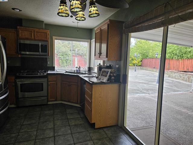 24909 Avocado Ct, Hayward CA: https://media.crmls.org/mediaz/695aaecd-55b1-41d2-b82f-0eafa2911d43.jpg