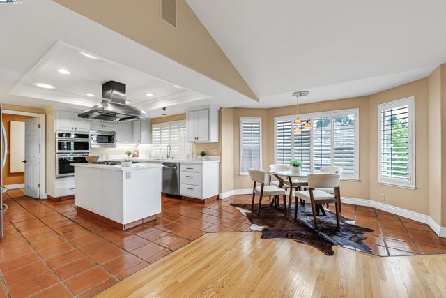 20340 Hunters Knls, Castro Valley CA: https://media.crmls.org/mediaz/695b2c3b-b809-47d6-a4bf-1991c819807a.jpg