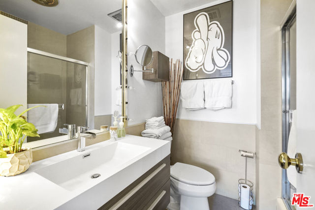 100 S Doheny Drive, Los Angeles CA: https://media.crmls.org/mediaz/695c0c07-cd99-41e5-9752-8d98d5cf0eec.jpg
