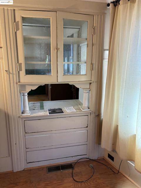 35 Randwick Ave, Oakland CA: https://media.crmls.org/mediaz/695dcf88-ec01-4d8c-b714-ace8893976fa.jpg