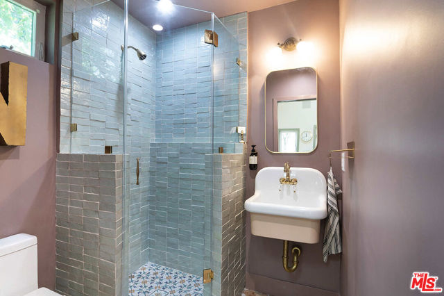 342 N Citrus Avenue, Los Angeles CA: https://media.crmls.org/mediaz/695df240-b946-4d05-a371-a89a147f1ec1.jpg