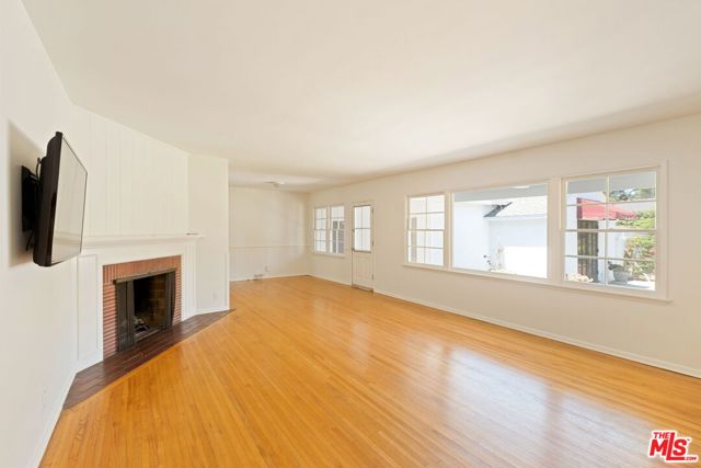 315 26th Street, Santa Monica CA: https://media.crmls.org/mediaz/695df5f4-ea5b-4790-a6db-c61815230b26.jpg