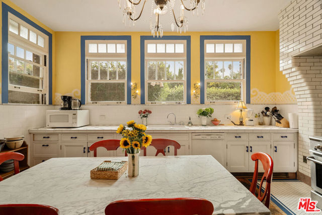 1130 Westchester Place, Los Angeles CA: https://media.crmls.org/mediaz/695ee3a7-d02a-44d7-90b1-055c599dd6e4.jpg