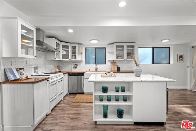 4104 Saugus Avenue, Sherman Oaks CA: https://media.crmls.org/mediaz/695f3ed3-df40-498c-a7a7-8b3d1d085a67.jpg