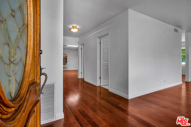 2925 Dona Susana Drive, Studio City CA: https://media.crmls.org/mediaz/696043b0-7835-4f68-8a06-fee24ccace13.jpg