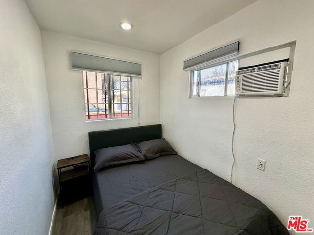 523 1/2 W 56th Street, Los Angeles CA: https://media.crmls.org/mediaz/69606c15-ad5c-4ba3-a604-c11210b21137.jpg