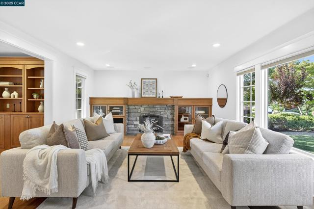 1206 Rimer Dr, Moraga CA: https://media.crmls.org/mediaz/69617f03-329b-472c-b5e0-595ad865e6cd.jpg