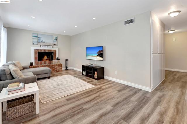 22192 Rim Pointe,  CA: https://media.crmls.org/mediaz/69619e8d-5a29-497d-b145-a86f1f9c7ae6.jpg