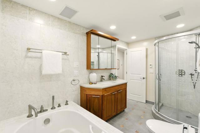 1 Creekridge Court, San Mateo CA: https://media.crmls.org/mediaz/696360e0-8610-41cd-9789-5b312a2432e7.jpg