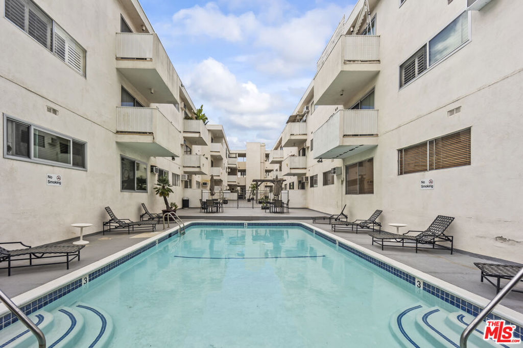 https://media.crmls.org/mediaz/696382d1-c92f-46dd-bf18-ba6e37e5f1e7.jpg?preset=X-Large