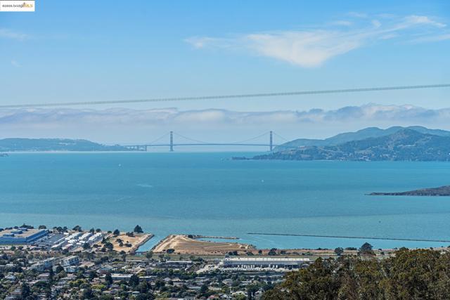 1057 Arlington Blvd, El Cerrito CA: https://media.crmls.org/mediaz/6963b74a-ad54-4938-981f-8c908cef4add.jpg