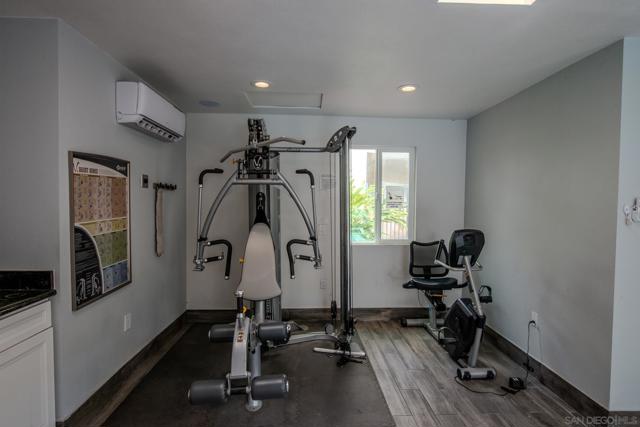 5252 Orange AVe, San Diego CA: https://media.crmls.org/mediaz/6963c0e1-b602-4aaa-b81b-6166ef51e031.jpg