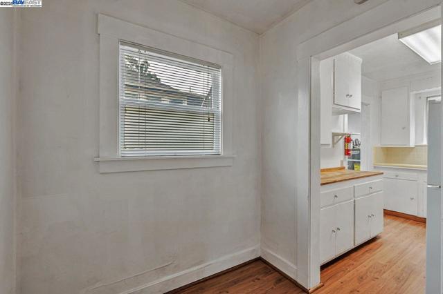 1560 Lincoln Ave #B, Alameda CA: https://media.crmls.org/mediaz/6963d0e7-5d58-4dc9-a79a-f2fbe38d525d.jpg