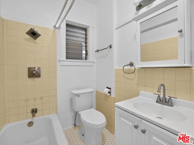 2565 Glen Green Street, Los Angeles CA: https://media.crmls.org/mediaz/69652cdc-8246-448c-9c53-3071b1fcbca7.jpg