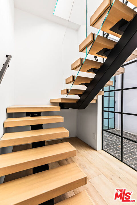 1346 Abbot Kinney Boulevard, Venice CA: https://media.crmls.org/mediaz/6966a162-4d27-40d4-8dd0-ac76f7fa3681.jpg