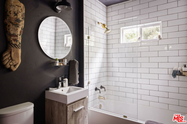 1012 Superba Avenue, Venice CA: https://media.crmls.org/mediaz/696775ce-8b68-4ae8-a57f-39742bcd8012.jpg