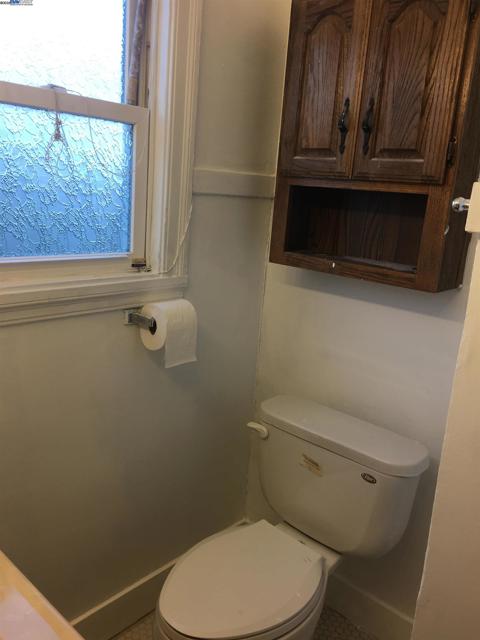 2621 66th Avenue, Oakland CA: https://media.crmls.org/mediaz/69681c5d-3c72-4b6b-bb5b-52eca0ee0061.jpg