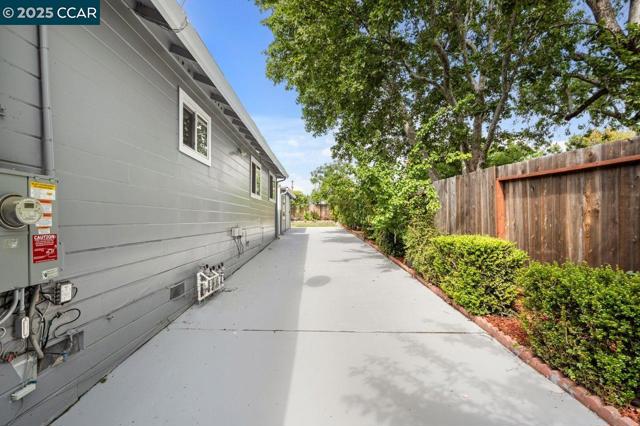 2401 Casa Way, Walnut Creek CA: https://media.crmls.org/mediaz/696979d3-7cf3-4852-9f41-fde5a8f52002.jpg