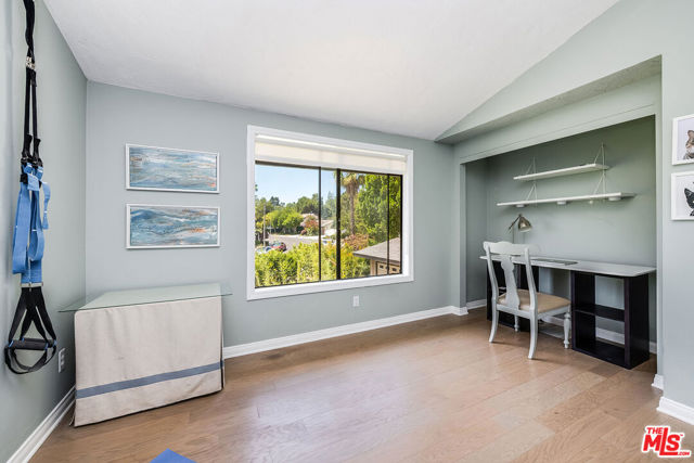 24417 Clipstone Street, Woodland Hills CA: https://media.crmls.org/mediaz/696a682e-4250-4b14-8e72-3f2fcdea821d.jpg