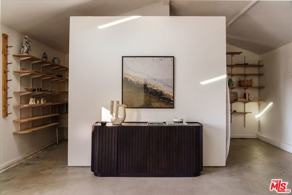 https://media.crmls.org/mediaz/696b183e-47cf-4ff3-8a67-22c1bc1b61ec.jpg?preset=X-Large