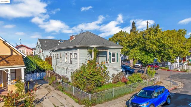 897 Oak Street, Alameda CA: https://media.crmls.org/mediaz/696c4d0f-a595-45a5-b231-c612509c3723.jpg