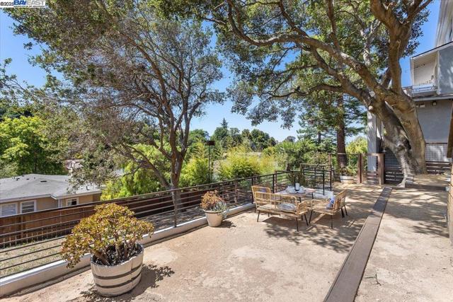 689 Santa Ray Ave, Oakland CA: https://media.crmls.org/mediaz/696cd553-2577-46bf-a1ea-37f8b70c4cf3.jpg