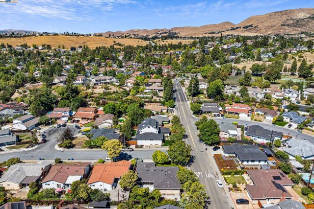 2082 Boxwood Way, Fremont CA: https://media.crmls.org/mediaz/696cfe79-7ee7-488a-986d-a270a2016f90.jpg