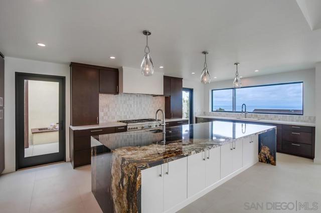 14066 Crest Way, Del Mar CA: https://media.crmls.org/mediaz/696d7b48-638e-4566-964d-69e827af2c5b.jpg