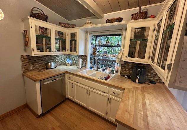 525 Wellington Drive, San Carlos CA: https://media.crmls.org/mediaz/696e54fa-4199-418c-8f00-665499ea6657.jpg