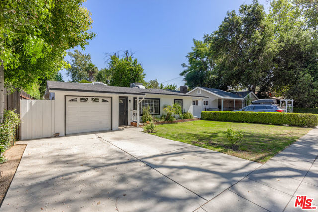 22027 Viscanio Road, Woodland Hills CA: https://media.crmls.org/mediaz/696fe2c4-ca87-4671-95da-94304a52a7e1.jpg