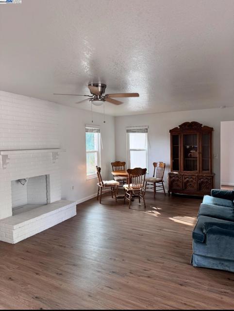 1272 Eastridge pl, Manteca CA: https://media.crmls.org/mediaz/69703740-03a0-43f7-9df9-5ff85cf5120a.jpg