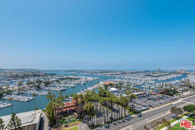 13600 MARINA POINTE Drive, Marina del Rey CA: https://media.crmls.org/mediaz/6970924b-6b89-4bef-a281-9e1f4a42f3cf.jpg