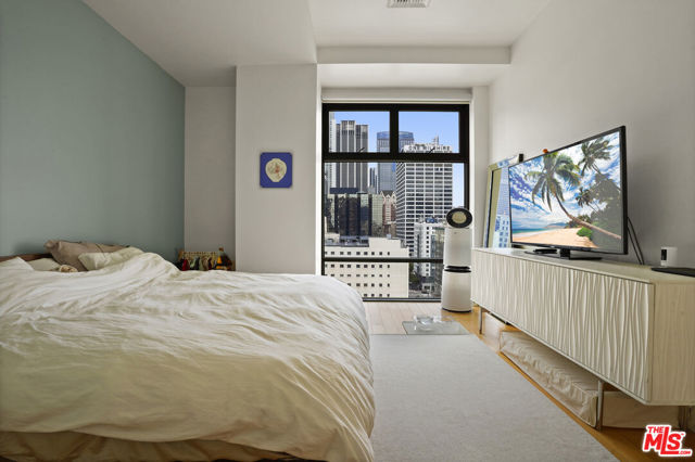 801 S Grand Avenue, Los Angeles CA: https://media.crmls.org/mediaz/6972006b-c024-49b0-8f62-8c51fb7c7f71.jpg