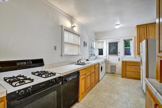 5378 Broadway, Oakland CA: https://media.crmls.org/mediaz/69724690-1214-412e-8f05-355524665132.jpg