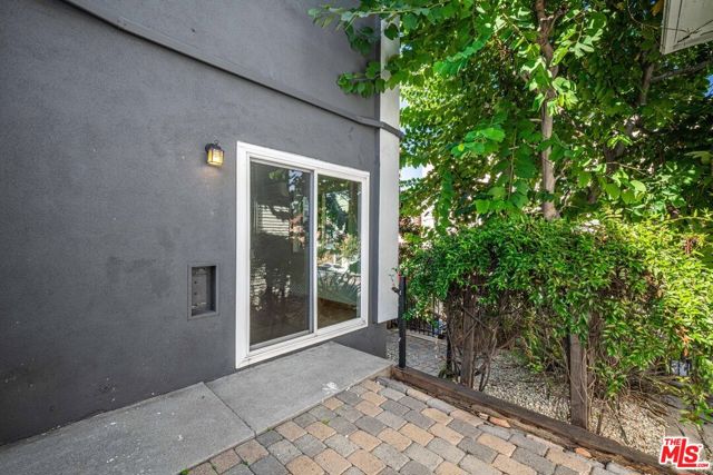 648 N Grand Avenue, Los Angeles CA: https://media.crmls.org/mediaz/6972940d-0327-42bd-9eb1-0078920112e3.jpg