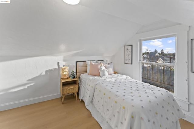 897 Oak Street, Alameda CA: https://media.crmls.org/mediaz/6974480a-4b3f-4929-ba94-920835d2da07.jpg